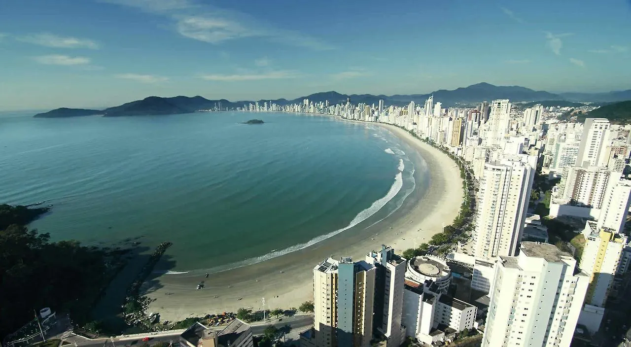 Apartamento INCRÍVEL Ap a 100m do MAR com Ar e Wi-Fi Balneário Camboriú